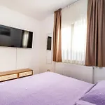 Vikendica Cozy In With Wifi Posedarje