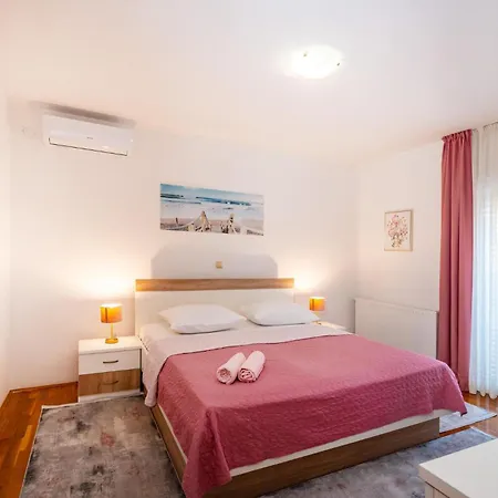 Holiday home Cozy In With Wifi Posedarje
